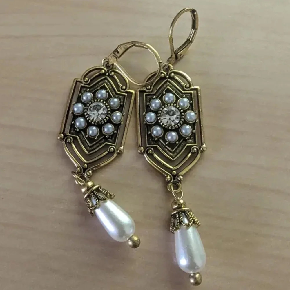 - 💋Vintage Style Antique Gold Floral drop dangle earrings